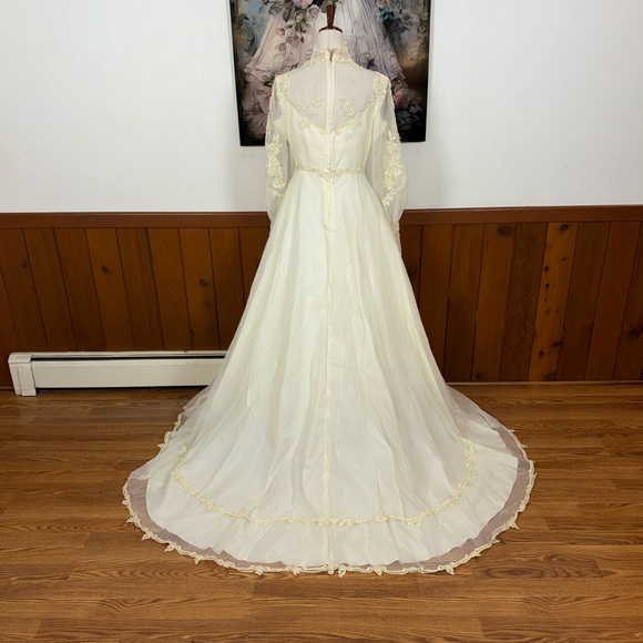 Elegant Vintage 1970s Organza Wedding Gown & Hat Veil - Picture 10 of 12